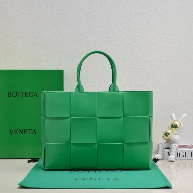 The batch of 2000 BV tote bag (small four compartments) has finally been shipped🔥🔥 The leather feels great! It's a very low-key bag. The more I look at it, the more I like it. I usually go out for rides and planes because I have a lot of stuff and need to carry a computer. Carrying a bag like this is all it takes. It comes with a small bag for storage, which is very convenient. Style number: 9898 Size: 38*10*28cm